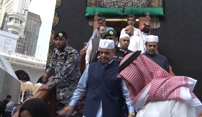 وزیراعظم کی وفد کے ہمراہ عمرہ کی ادائیگی