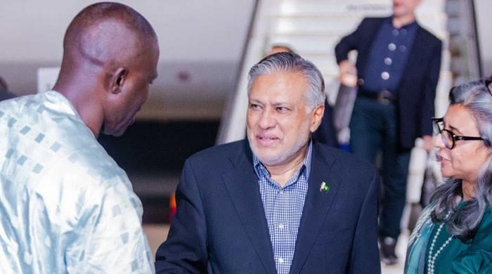 نائب وزیراعظم اسحاق ڈار او آئی سی اجلاس میں شرکت کیلئے گیمبیا پہنچ گئے