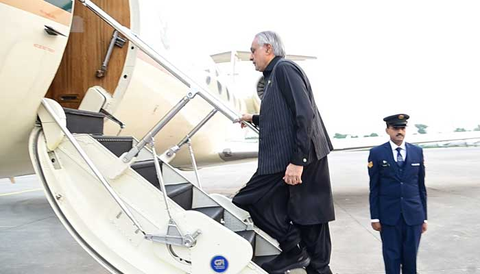 نائب وزیراعظم سرکاری دورے پر بنگلہ دیش روانہ