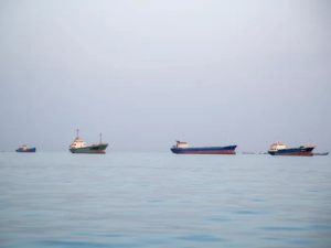 آبنائے ہرمز میں امریکی کارروائی، 31 جہاز ری ڈائریکٹ؛ ایران نے مذاکرات ناکہ بندی سے مشروط کر دیے