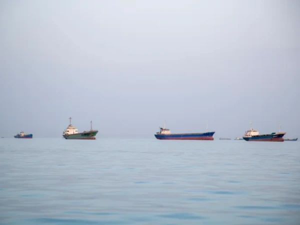 آبنائے ہرمز میں امریکی کارروائی، 31 جہاز ری ڈائریکٹ؛ ایران نے مذاکرات ناکہ بندی سے مشروط کر دیے