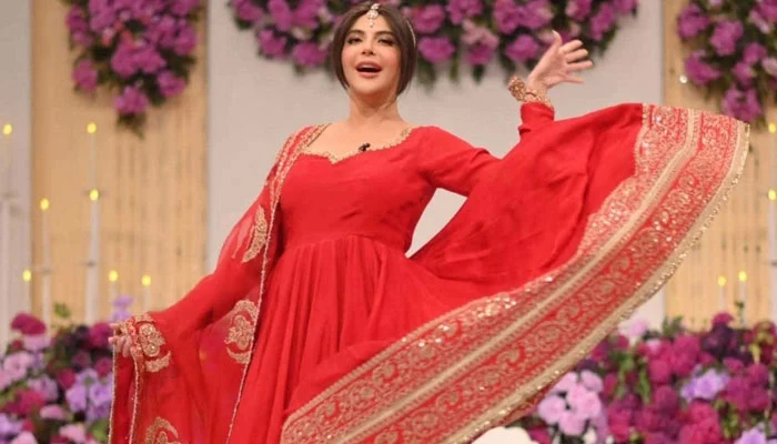 پاکستان کی معروف مارننگ شو میزبان ندا یاسر ایک بار پھر اپنے منفرد انداز کے باعث سوشل میڈیا پر توجہ کا مرکز بن گئی ہیں۔