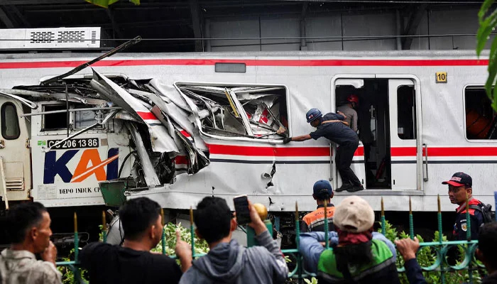 انڈونیشیا میں ٹرینوں کا خوفناک تصادم، ہلاکتیں 14 ہو گئیں، درجنوں زخمی