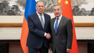 بیجنگ میں چین، روس وزرائے خارجہ کی ملاقات: عالمی چیلنجز اور امریکا-ایران تنازع پر تبادلۂ خیال