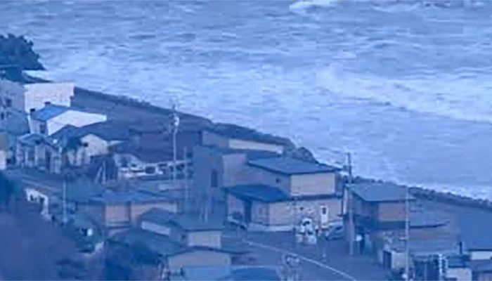 جاپان میں 7.4 شدت کے زلزلے کے بعد بڑے جھٹکوں کا خدشہ، سونامی وارننگ جاری