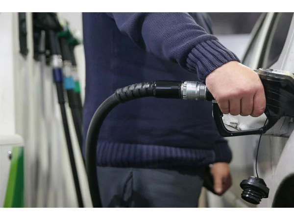 پیٹرولیم قیمتوں میں کمی پر عوام خوش، مزید ریلیف اور مہنگائی میں کمی کا مطالبہ