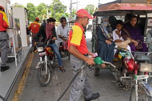 پیٹرول کی قیمت برقرار، ڈیزل اور مٹی کا تیل سستا کرنے کا نوٹیفکیشن جاری