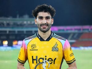 صفیان مقیم کا تاریخی کارنامہ، مسلسل 5 میچوں میں 3+ وکٹیں، پشاور زلمی سیمی فائنل میں پہنچ گئی