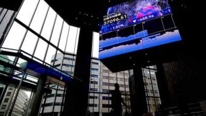 جنگ بندی کی امید، اسٹاک مارکیٹ میں زبردست تیزی، سونا مہنگا اور روپیہ مزید مضبوط**