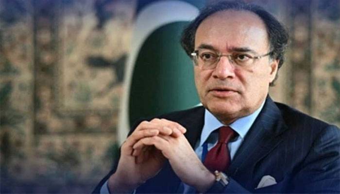 معیشت درست سمت پر گامزن، کرنٹ اکاؤنٹ پر فوکس ہے: وزیر خزانہ محمد اورنگزیب اسلام آباد(پاکستانی نیوزڈیسک)وفاقی وزیر خزانہ محمد اورنگزیب نے کہا ہے کہ حکومت کی توجہ کرنٹ اکاؤنٹ کے استحکام پر مرکوز ہے، جبکہ انہوں نے دعا ظاہر کی کہ امریکا اور ایران کے درمیان تنازع جلد ختم ہو جائے۔ ایک تقریب سے خطاب کرتے ہوئے وزیر خزانہ کا کہنا تھا کہ ملکی معاشی ترقی کے لیے نجی شعبے کی شمولیت اولین ترجیح ہے۔ انہوں نے کہا کہ قیادت کی جانب سے سفارتی کاوشیں، مالی نظم و ضبط اور معاشی استحکام حکومت کی اہم ترجیحات میں شامل ہیں۔ انہوں نے مزید کہا کہ عالمی مالیاتی اداروں کے تعاون سے مالیاتی نظام کو مزید مضبوط بنایا جائے گا، جبکہ سولر، ونڈ اور ہائیڈرو ذرائع سے توانائی کے حصول پر بھی کام جاری ہے۔ محمد اورنگزیب کا کہنا تھا کہ مشکل معاشی حالات کے باوجود معیشت درست سمت میں گامزن ہے اور پائیدار ترقی کے لیے کیپیٹل مارکیٹ کا کردار نہایت اہم ہے۔