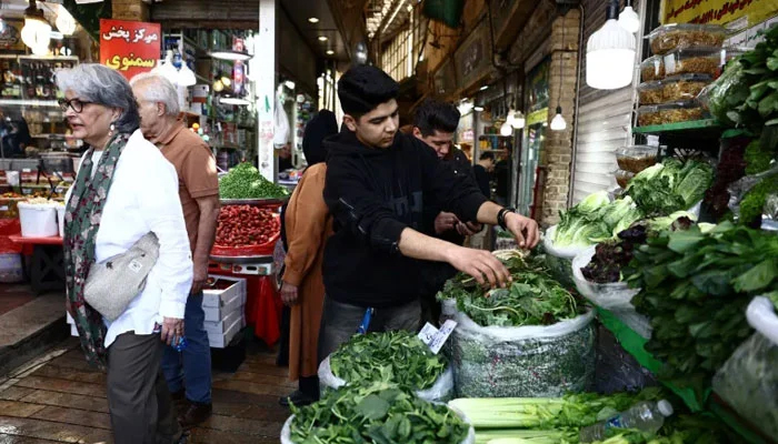 ایران میں مہنگائی اور معاشی بحران شدت اختیار کر گیا، خوراک کی قیمتیں کئی گنا بڑھ گئیں