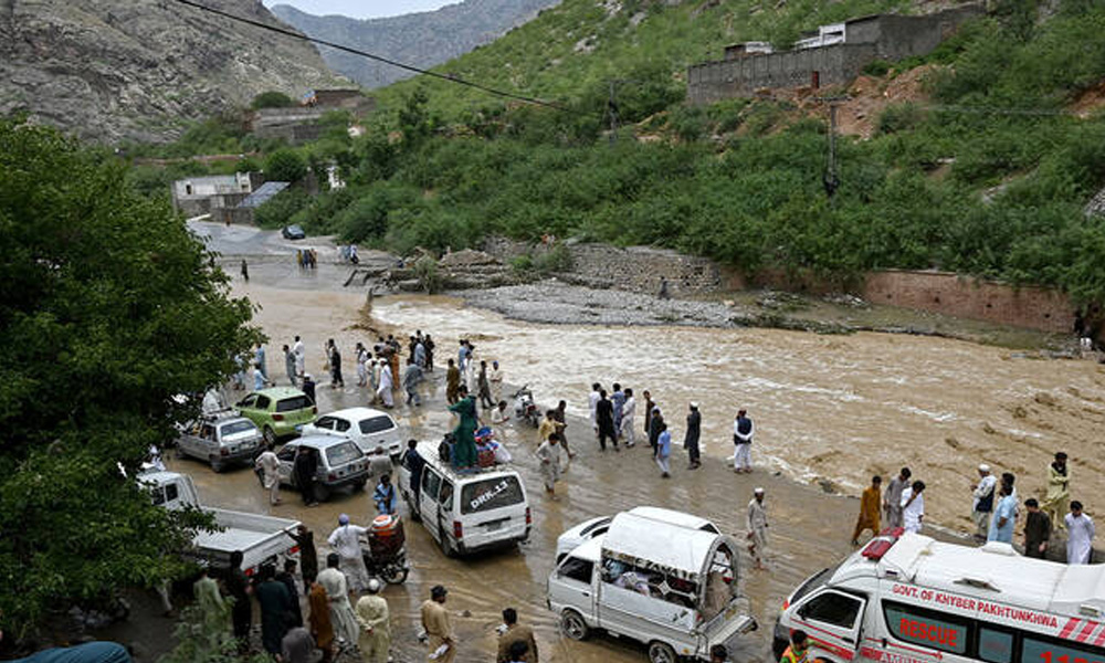 ملک بھر میں موسلادھار بارشوں اور سیلابی ریلوں سے تباہی، خیبر پختونخوا میں 12 افراد جاں بحق، 14 زخمی