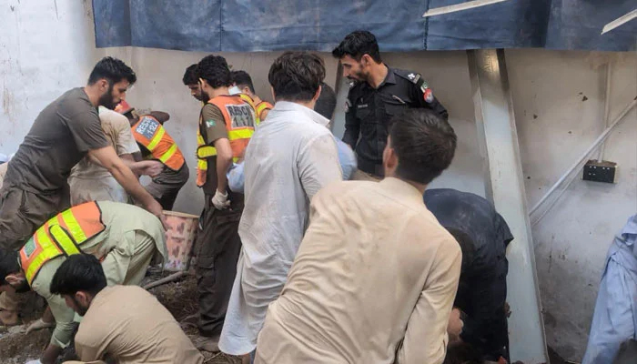 پشاور میں نجی اسکول کی چھت گرنے سے 28 بچوں سمیت 29 افراد جاں بحق، 40 سے زائد زخمی، مالک گرفتار